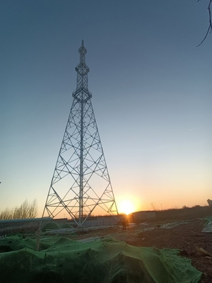 Gsm 5g İletişim Kulesi Fm Radyo Antenleri ve Mikrodalgalar Yüksek Direk